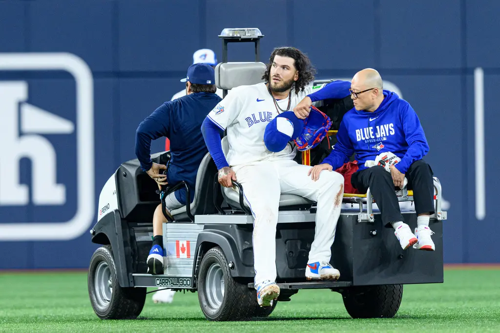 ▲2025年韓職（KBO）投手四冠王與年度MVP的多倫多藍鳥隊新援龐塞（Cody Ponce）在今日迎來了意義非凡的復出首秀，卻在處理一記內野滾地球時，轉身補位右膝疑似扭傷，當場痛苦倒地並用球帽遮臉，神情極度沮喪。藍鳥隊隨即啟動醫療程序，將其載離球場。（圖／美聯社／達志影像）
