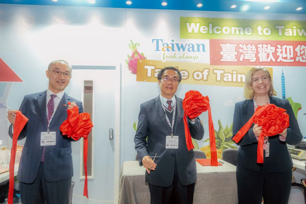 ▲英國台北代表處大使姚金祥 (左)、台南市長黃偉哲與大林肯郡市長詹金斯(右)一起為台南館開幕剪綵。(圖／南市府提供)