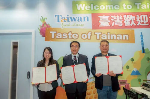 ▲黃偉哲見證鮮饌國際有限公司與英國貿易商簽署合作備忘錄。(圖／南市府提供)