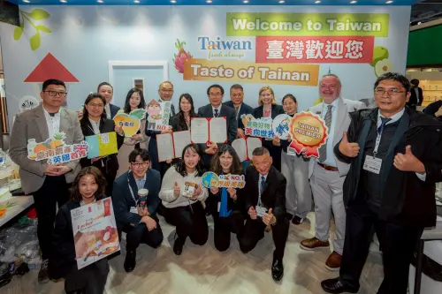 ▲2026年英國國際食品飲料展台南館於首日開幕，黃偉哲率台南隊與到場來賓合影。(圖／南市府提供)