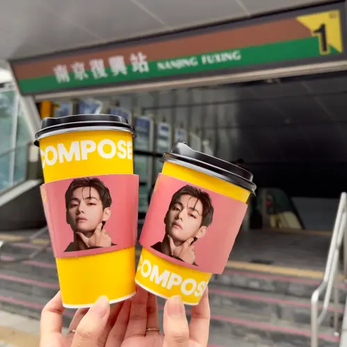 ▲粉絲朝聖 BTS 咖啡必拍！在高舉印有 金泰亨（V）帥臉的聯名杯套與捷運「南京復興站 1 號出口」標誌合影，已成為今日台北街頭最狂風景。（圖／翻攝自Compose Coffee Threads）