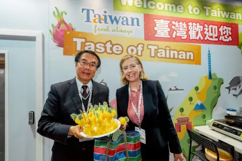 ▲大林肯郡市長詹金斯大讚台南鳳梨香甜多汁。(圖／南市府提供)