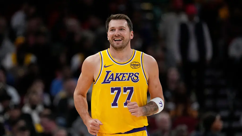 ▲唐西奇（Luka Doncic）身材控管問題再度成為媒體焦點。著名體育評論員貝勒斯（Skip Bayless）公開砲轟，直指唐西奇「雙下巴又回來了」，並質疑其體能與飲食自律程度。（圖／美聯社／達志影像）