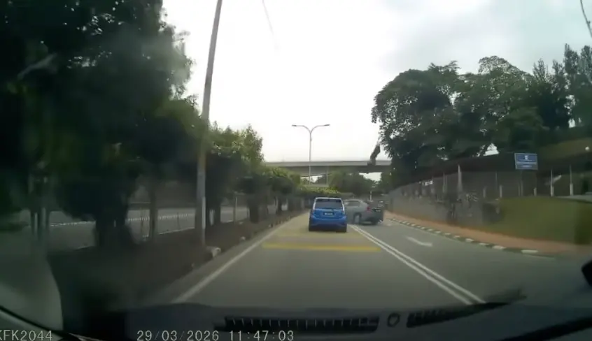 ▲一輛轎車超車違規駛入對向車道，與摩托車迎面相撞，騎士當場被撞飛重摔致死。（圖／翻攝自影片）