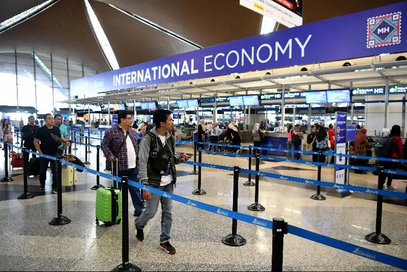 ▲多名旅客近日控訴，在入境峇淡島時，竟遭移民官員明目張膽索取「通關費」。（圖／翻攝自星洲日報）