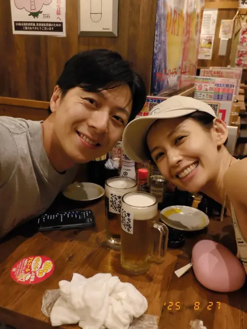 ▲袁艾菲（右）與老魚開設共同帳戶，夫妻一起做財務規劃。（圖／袁艾菲IG＠yuanlovefly）