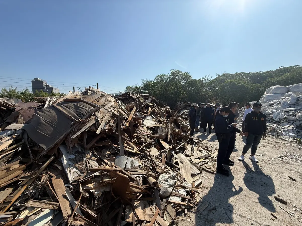 ▲高雄燕巢、田寮等山坡地遭非法棄置廢棄物，不法獲利達6548萬元，橋頭地檢署將李姓父子等12人遭起訴，並建請從重量刑。（圖／橋頭地檢署提供）