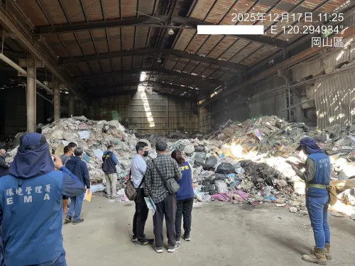 ▲李姓父子涉嫌違反廢棄物清理法等罪遭橋頭地檢署提起公訴，圖為檢方勘驗堆放垃圾廠房現場。（圖／橋頭地檢署提供）