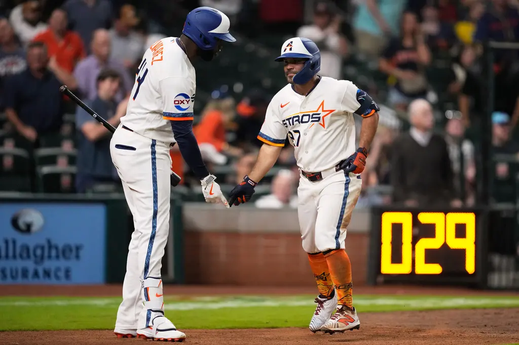 ▲休士頓太空人今（31）日主場迎戰波士頓紅襪，太空人全場敲出4發全壘打，包括阿圖維（Jose Altuve）的單場雙響砲，加上麥考勒斯（Lance McCullers Jr.）7局僅失1分好投，終場太空人以8：1大勝紅襪。（圖／美聯社／達志影像）