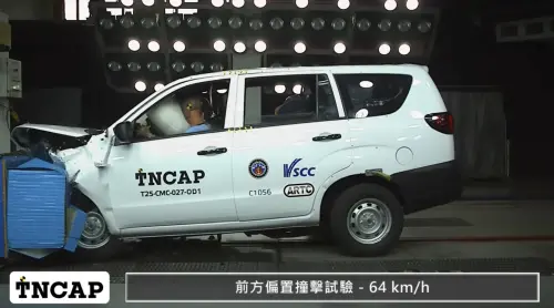 ▲TNCAP 官方證實！Zinger 執行多項嚴苛試驗皆暴露結構缺陷，特別是後座鎖扣脫開導致座椅位移，讓乘客瞬間失去防護，成為本次 2026汽車撞擊測試 獲 0 星的關鍵導火線。（圖／翻攝自 TNCAP YouTube官網）