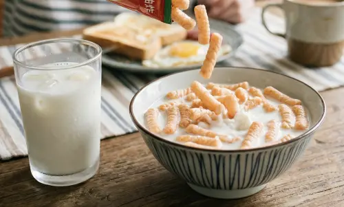 「蝦味先加牛奶」不是愚人節！50年前官方廣告嚇壞：邪教吃法DNA