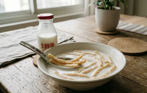 ▲有網友翻出蝦味先早期的懷舊廣告，驚訝發現片中竟然早就推薦將蝦味先加入「冰牛奶」當作早餐品嚐，廣告主角甚至吃得津津有味，讓全場看傻。（圖／AI製圖、記者賴禹妡製）