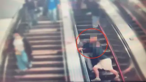 影／台北車站插隊爆衝突！手扶梯變移動擂台　2男狠踹、巴頭被拍