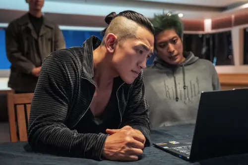 ▲Rain（左）的新戲《獵犬2》將在4月3日於Netflix上線，他在劇中飾演「白丁」，也是出道28年來首度挑戰的反派角色。（圖／Netflix）