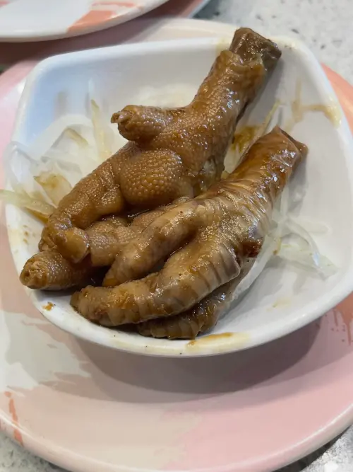 ▲爭鮮愚你相遇盲盒活動最驚喜料理「就要抓住你」。（圖／Threads@zhuhaniing）