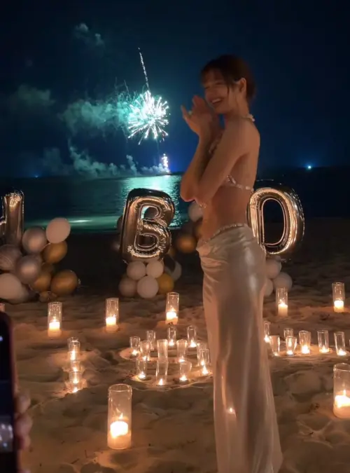 ▲LISA和朋友們一起在海邊慶生，還有人替她準備蠟燭、氣球和煙火。（圖／IG＠lalalalisa_m）