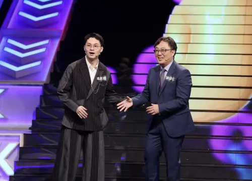 ▲楊昇達（左）頻頻模仿張學友，陳保仁（右）直虧：「你剛當爸爸要賺一些錢，我故意禮讓給你！」（圖／公視提供）