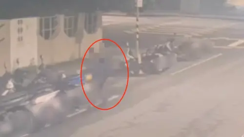 心情差！北市男半夜暴走「怒推56輛機車」洩憤　現場骨牌式倒一片