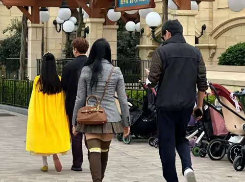 ▲伊能靜與秦昊帶女兒米粒一起遊迪士尼。（圖／微博@祈雪枝）