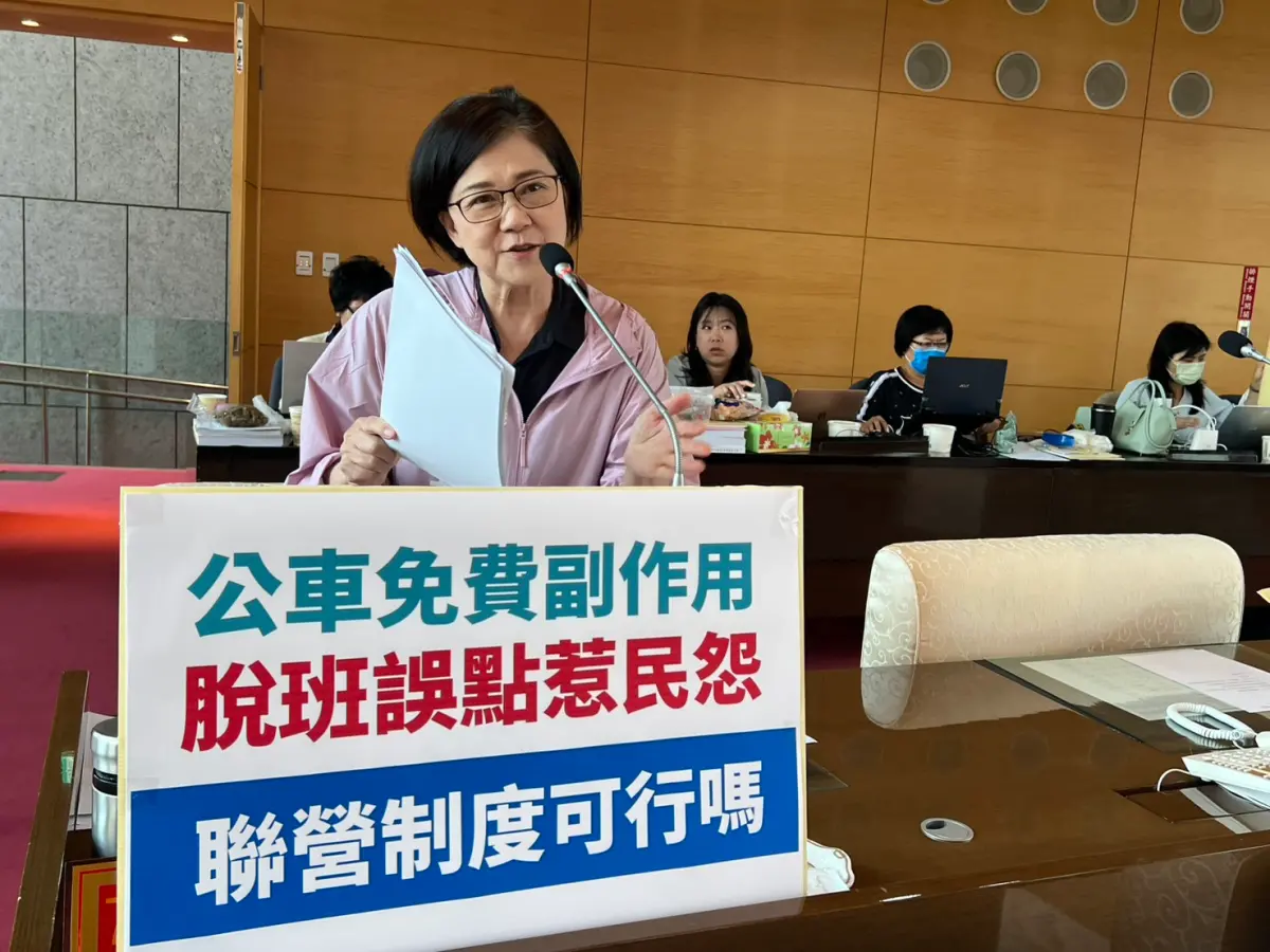 ▲議員張芬郁質疑，台中公車年運量下滑至8千萬人次，顯見「免費」已不是萬靈丹。(圖／柳榮俊攝2026.3.31)