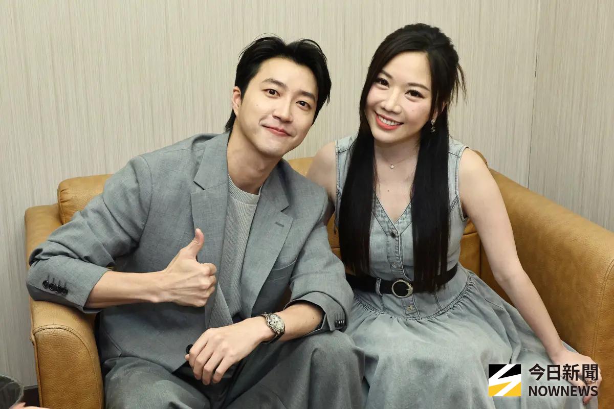 ▲藝人江宏傑（左）、蔡尚樺（右）今（31）日出席《學測制霸》教材公益捐贈記者會，被問及有望合作戲劇或激情戲？女方調侃男方與前妻福原愛的關係：「要先跟你前妻報備嗎？」相愛相殺全場笑歪。（圖／記者嚴俊強攝影）