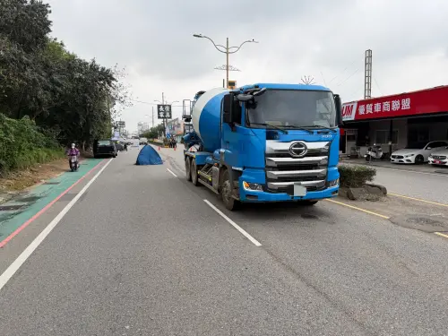 快訊／騎車突倒地！桃園外送員遭水泥車輾過　上下半身分離慘死