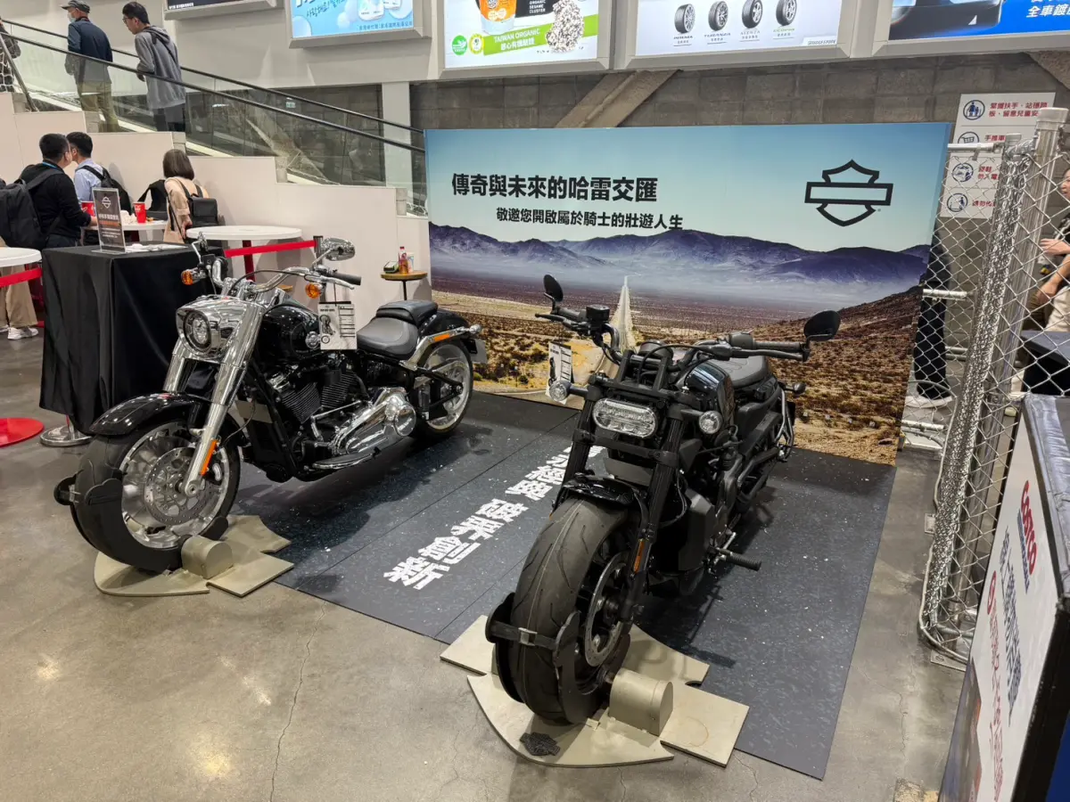 ▲好市多哈雷特展。現場展出 Sportster S 與 Fat Boy，其中 Fat Boy 專案價現折 30 萬元，黑鑽卡會員購車再享近1.3萬元優惠，全台四店展出至 4 月 26 日 。（圖／業者提供）