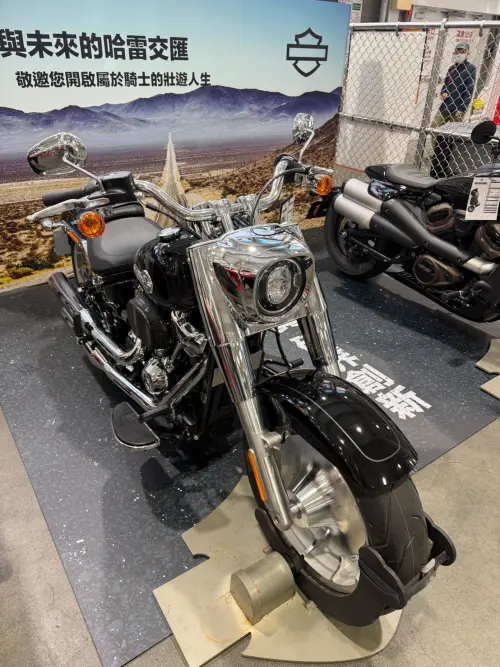 ▲特展車款實拍。前景為專案價現折 30 萬元的 Fat Boy，背景則為搭載水冷引擎的 Sportster S 。展出期限至 4 月 26 日 。（圖／業者提供）