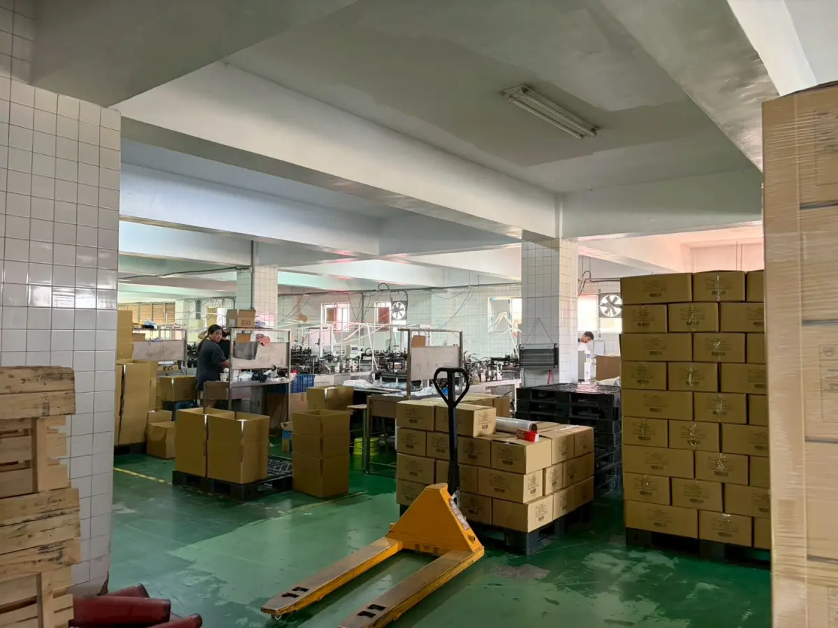 ▲為了防範業者藉中東戰事不法囤積塑料原料、製品或囤積、哄抬價格，由法務部召集跨部會「物價聯合稽查小組」於今(31)日執行稽查，力求民生物資供應無虞。（圖／法務部提供）