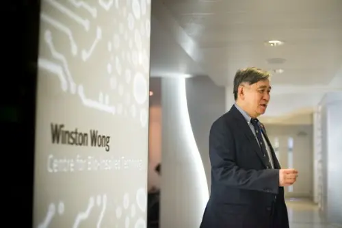 ▲王文洋（如圖）曾經遇過認親詐騙，一名叫做JOJO林的人抱小孩要來認親，驗過DNA之後證實是詐騙。（圖／翻攝自王文洋官網）