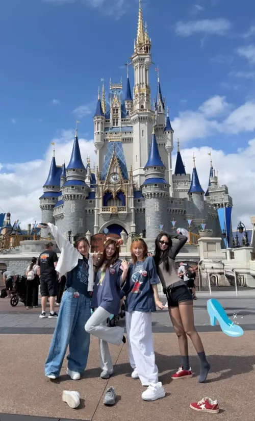 ▲TWICE娜璉（左起）、Sana、Momo、子瑜在迪士尼玩得很開心，還脫鞋子在灰姑娘的城堡前留念。（圖／IG@momo）