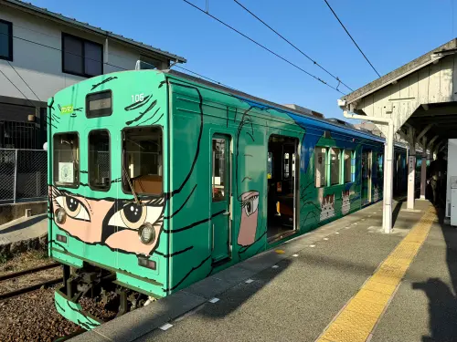 ▲忍者電車有三色，進站彷彿忍者疾行而來。（圖／記者蕭涵云攝）