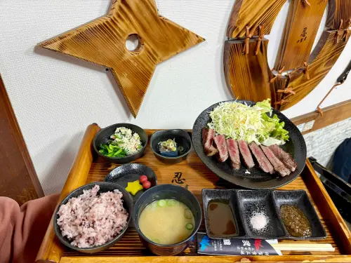 ▲NIKAKU弍鶴食堂「伊賀牛排定食」。（圖／記者蕭涵云攝）