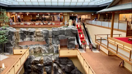 ▲賢島寶生苑溫泉旅館大廳，有如真實版鬼滅之刃無限城場景。（圖／記者蕭涵云攝）