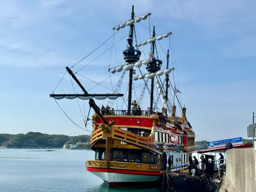 ▲賢島西班牙遊船上吃貝殼下午茶，眺望御木本真珠島。（圖／記者蕭涵云攝）