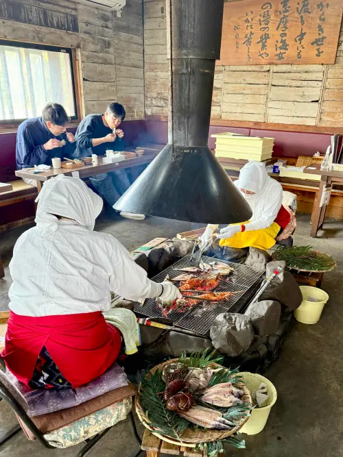 ▲94歲海女奶奶在「海女小屋」現烤伊勢龍蝦。（圖／記者蕭涵云攝）