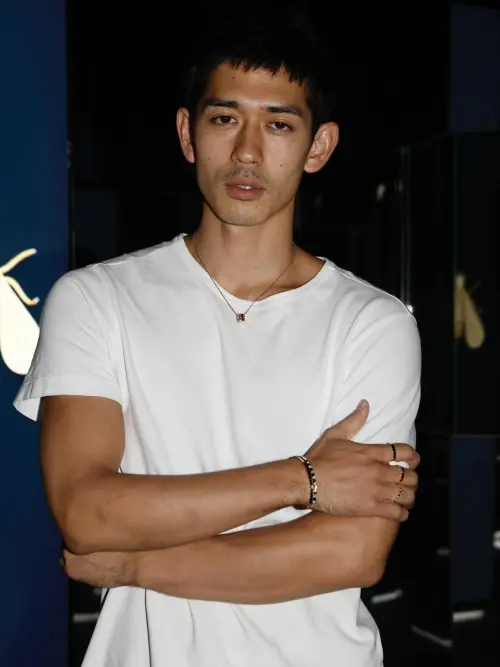 ▲滿島光老公淺野啓介（如圖）是身高180的模特兒天菜，除了是大品牌御用的對象，他也是名攝影師。（圖／IG@keisukeasano_）