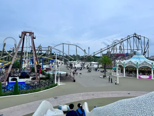 ▲近年爆紅志摩西班牙村遊樂園，必玩懸吊式雲霄飛車、開吃美味吉拿棒。（圖／記者蕭涵云攝）