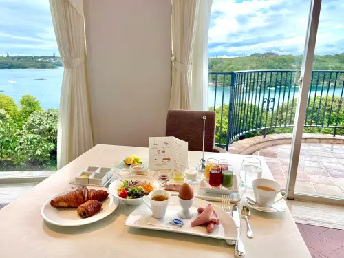 ▲入住志摩海灘都酒店，坐擁英虞灣海景開吃洋式早餐。（圖／記者蕭涵云攝）