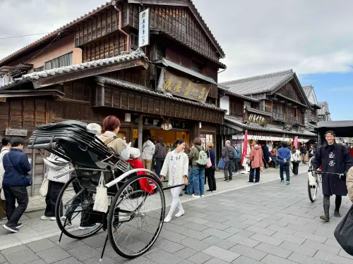 ▲伊勢神宮內宮旁的老街「御蔭横丁」，必買爆紅淨化噴霧，朝聖松阪牛、赤福餅等名店。（圖／記者蕭涵云攝）