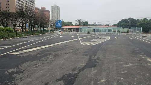 ▲南側在淡水區中正路二段與中正路一段87巷交岔口、鄰近淡水微型轉運站後方的區域，設置了114格小型車停車格位，將於4月3日起收費營運。（圖／新北交通局）