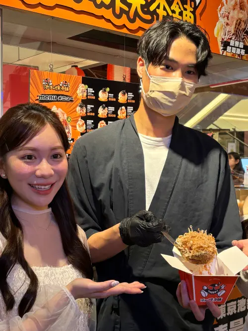 ▲配合台中人口味，「爆彈燒本舖」特別推出台中限定的東泉辣醬巨無霸章魚燒，讓饕客一嚐難忘。（圖／記者金武鳳攝，2026.3.31)