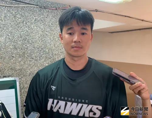 黃子鵬改披鷹袍後首度「回娘家」！曾豪駒開玩笑邀吃飯：進餐廳囉