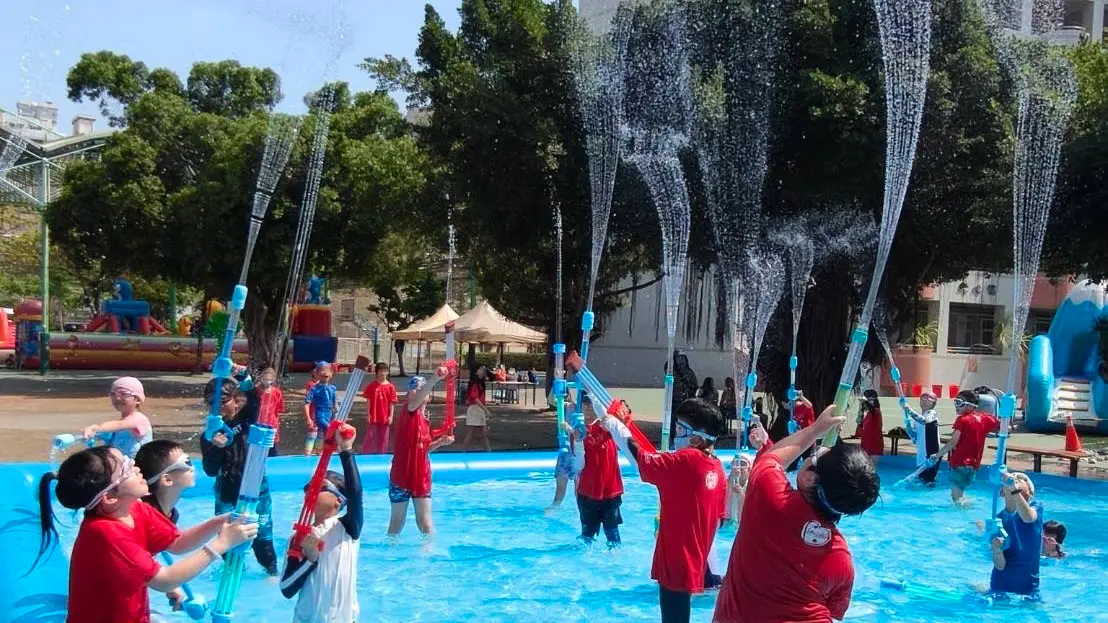 ▲ 新上國小為回應學生在兒童投票中熱烈提出的「打水仗」與「水上遊樂園」願望，今年兒童節再度升級活動規模，打造歷來最大型的「異次元水世界」。（圖／高市府教育局提供）