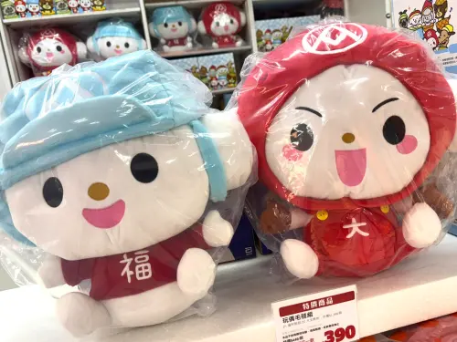 ▲「福利熊玩偶毛毯組」與「水果探險隊絨毛玩偶組」。（圖／取自「大全聯斗南店」）