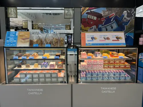 ▲繽紛甜點櫃吸睛登場，全台首發波力聯名禮盒超搶手。（圖/業者提供）