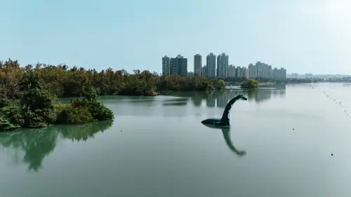 ▲民眾到訪澄清湖畔，可找尋這隻高度達9公尺、外型奇特、難以被歸類為任何已知品種的藝術裝置，一睹自然景觀與創意結合的奇幻場景。（圖／高市府文化局提供）