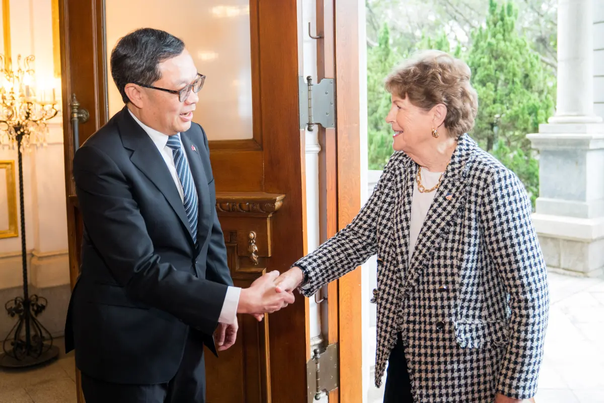 ▲美國參議員夏欣（Jeanne Shaheen）（右）率跨黨派訪團來台，左為外交部次長陳明祺。（圖／外交部提供）