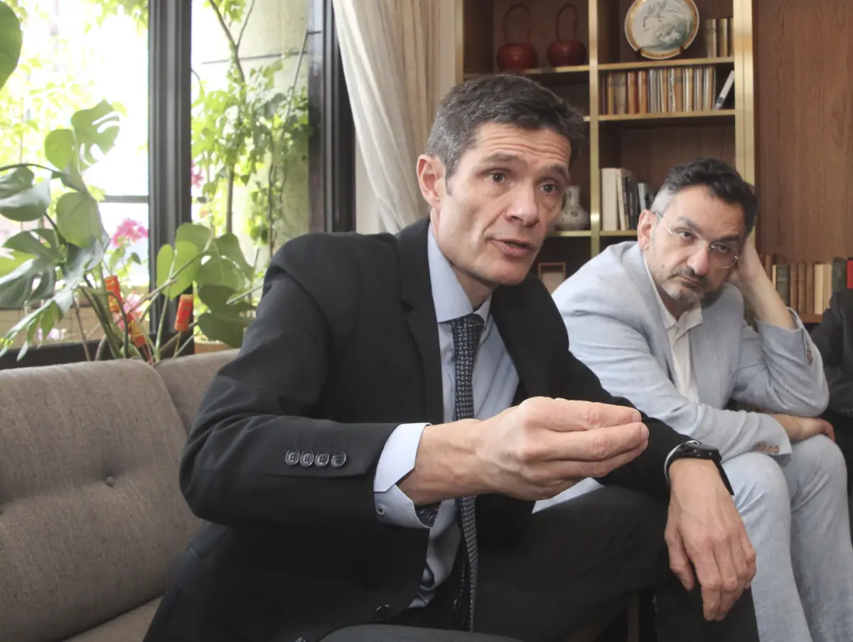 ▲Sébastien Dauvé說，AI趨勢下，許多企業都有意發展資料中心，而他們對於如何降低資料中心能源消耗，包括數據傳輸、電源轉換等，都可以仰賴矽光子及微發光二極體顯示器（Micro LED）。（圖／記者鍾泓良攝影）