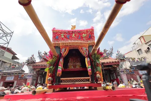 ▲鑽轎腳是白沙屯媽祖進香的重要儀式之一，象徵接受媽祖庇佑，但過程中有幾點禁忌務必遵守。（圖／白沙屯拱天宮臉書）